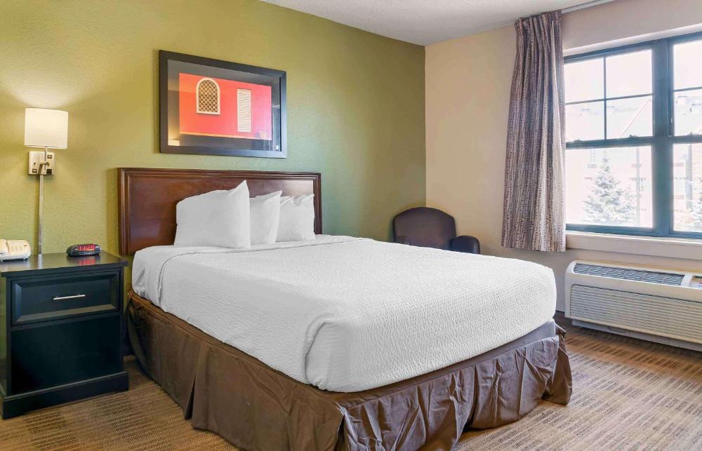 Queen studio with 1 Queen Bed - Disability Access/Non-Smoking interior